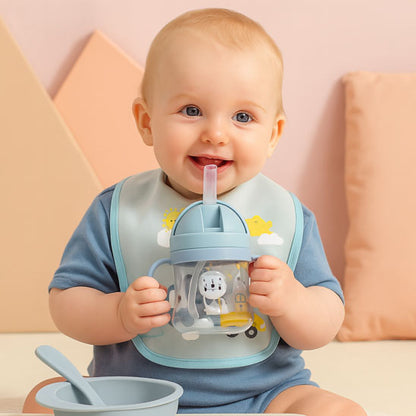Bébé prend un verre pour bébé bleu