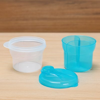 Boite doseuse lait bleu sur table