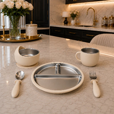 coffret bebe repas beige sur table