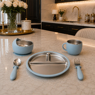 coffret bébé repas bleu sur table