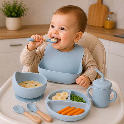 coffret repas bébé bleu sur table de chaise haute
