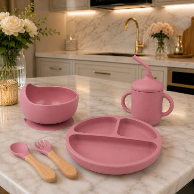 Coffret repas bébé couleur rose sur table