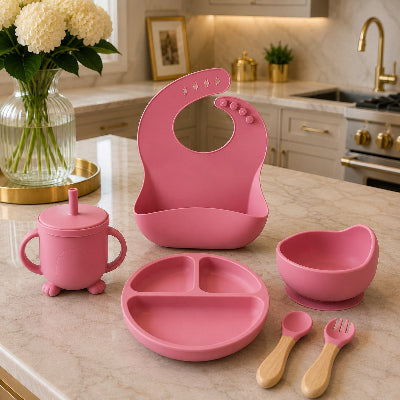 Coffret repas bébé dans une cuisine rose