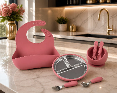 Coffret repas bébé rose dans une cuisine