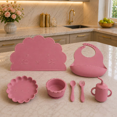 Coffret repas bébé rose sur table de cuisine