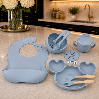 Coffret repas bébé sur table bleu