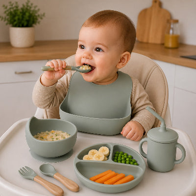 Coffret repas bébé vert sur table de chaise haute