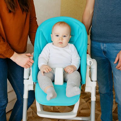 Coussin chaise haute bleu sur une chaise haute