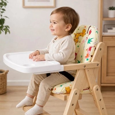 Coussin chaise haute jaune est un équipement de repas pour bébé 