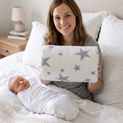 coussin d'allaitement dans les mains du maman 