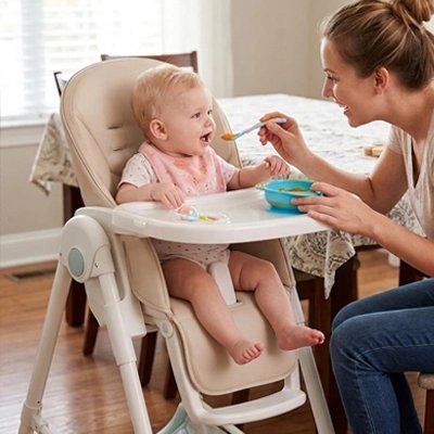 Coussin pour chaise haute couleur beige est un équipement repas bébé 