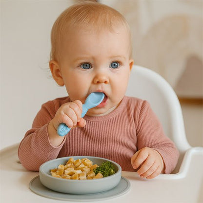 Couverts bébé bleu dans la main du bébé 
