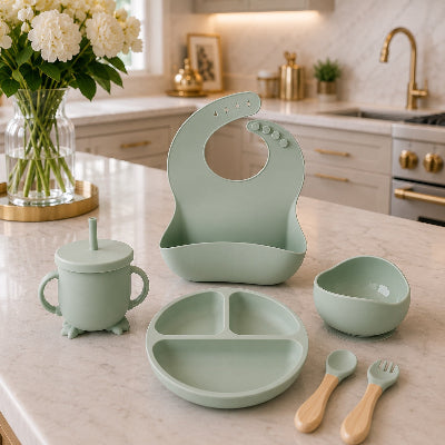 dans une cuisine un coffret repas bébé vert