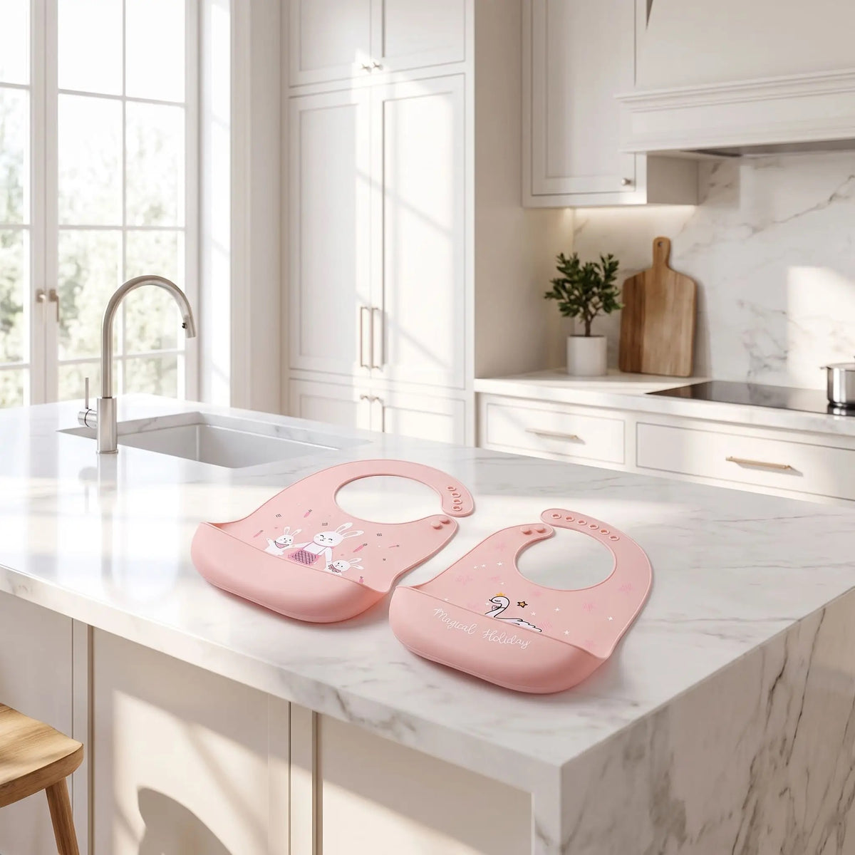 deux bavoir récupérateur avec motif cygne étoile et motif lapin rose sur une table dans une cuisine