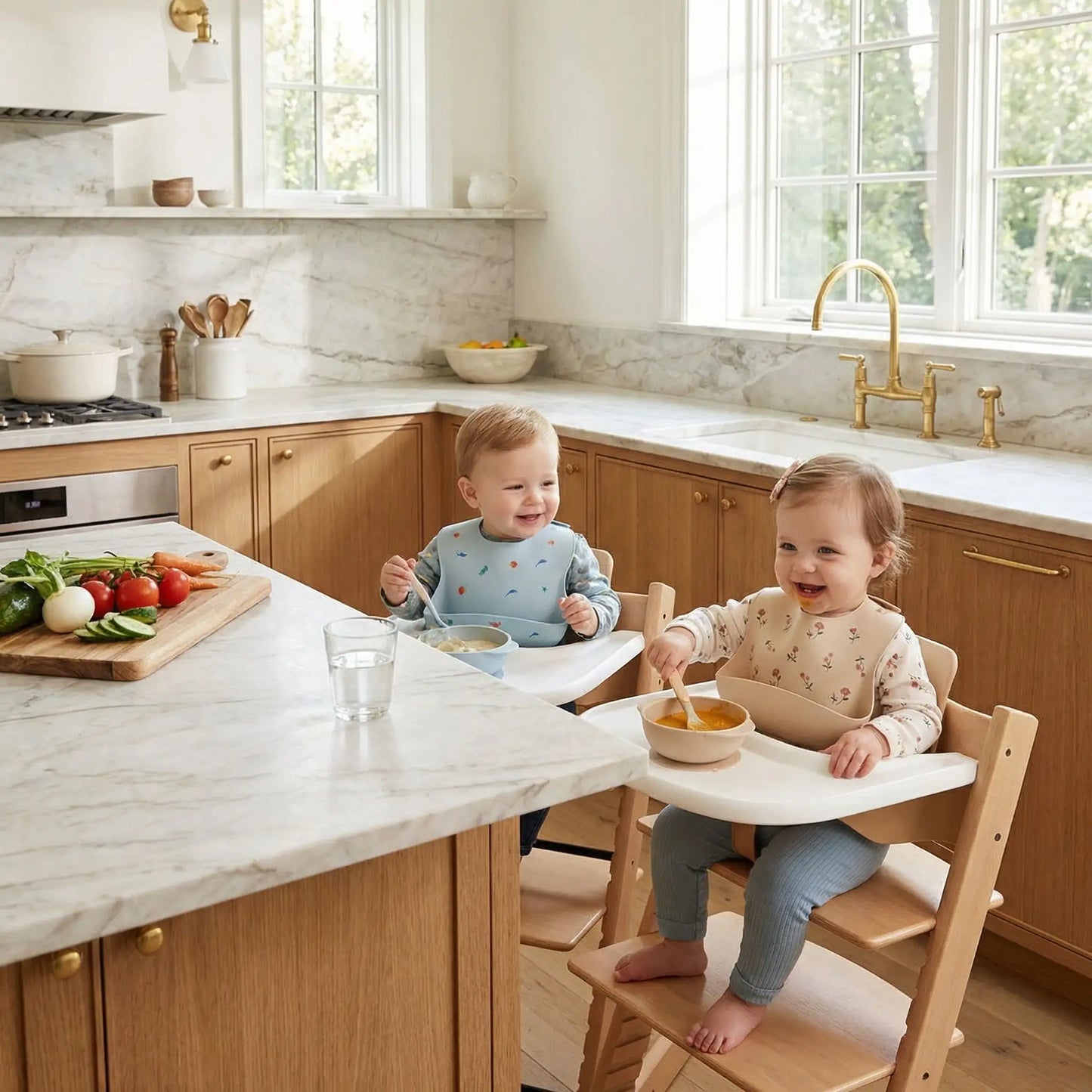 deux bébés portent  un bavoir silicone