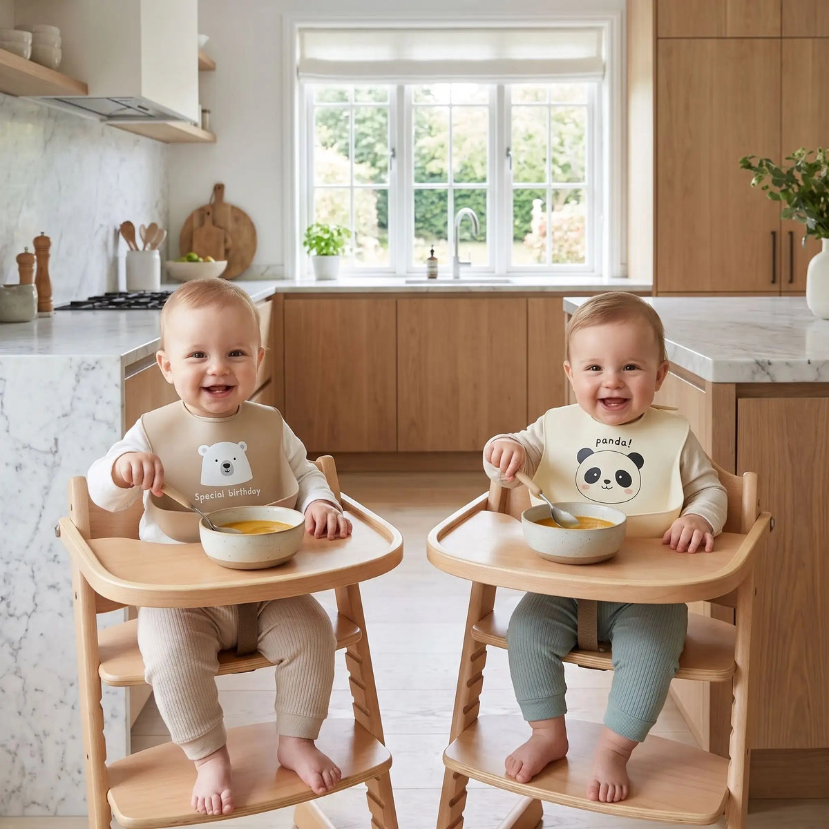 deux bébés portent un bavoir récupérateur avec deux motifs