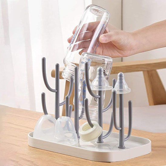 Égouttoir à biberon gris sur table
