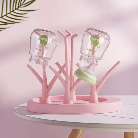 Égouttoir  biberon rose sur une table
