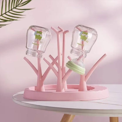 Égouttoir  biberon rose sur une table