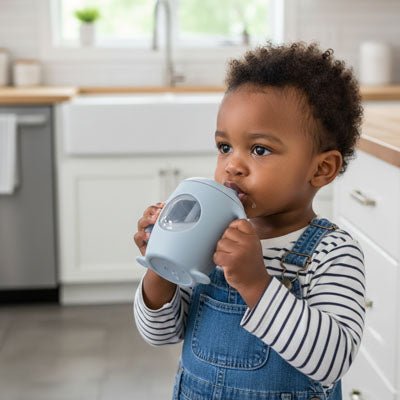 enfant boit tasse d apprentissage main