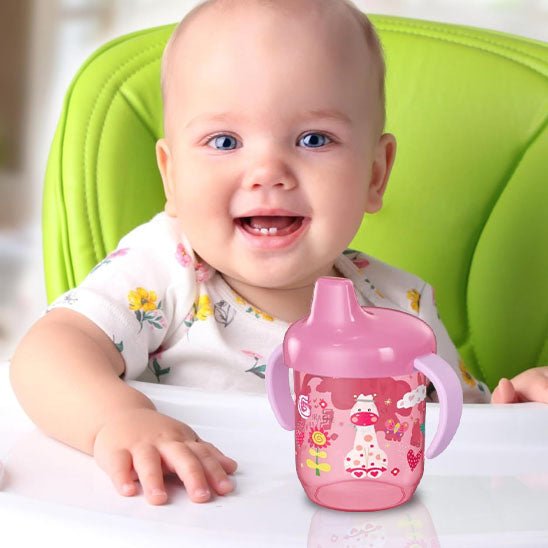 gobelet bébé rose sur table 