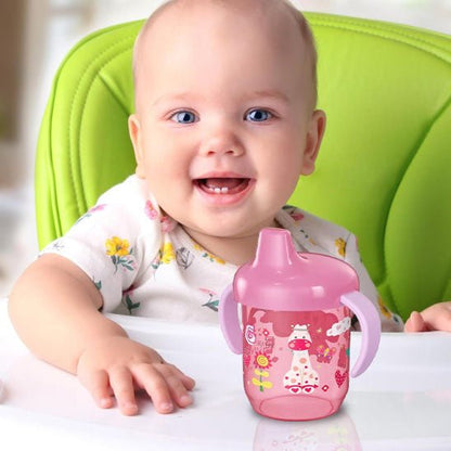 gobelet bébé rose sur table 