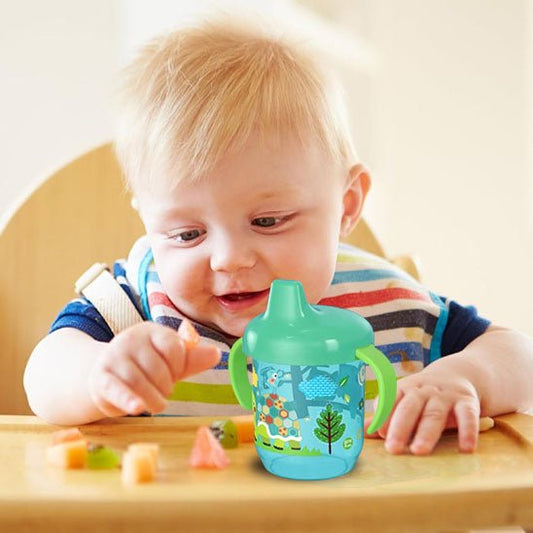 gobelet bébé sur table