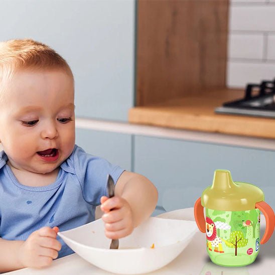 gobelet bébé vert sur  table