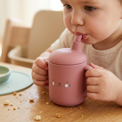 Gobelet pour bébé rose avec bébé
