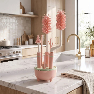 goupillon biberon couleur rose sur le plan de travaille
