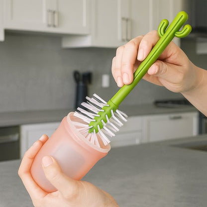 Goupillon pour biberon dans les main du maman