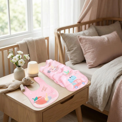 lot de bavoir bébé rose sur table