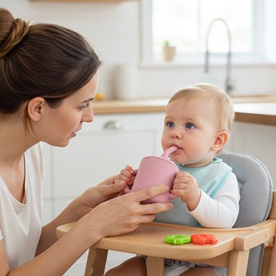 maman aide son bebe a boire dans le verre bebe