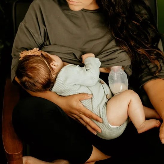 maman allaite son bébé et elle utilise le Tire lait manuel