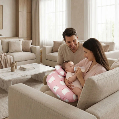 Maman allaite son bébé avec un  coussin d'allaitement 