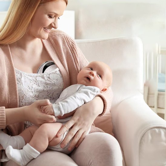 maman assises avec Tire lait électrique 