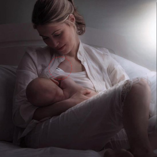 maman avec Tire lait électrique et bébé
