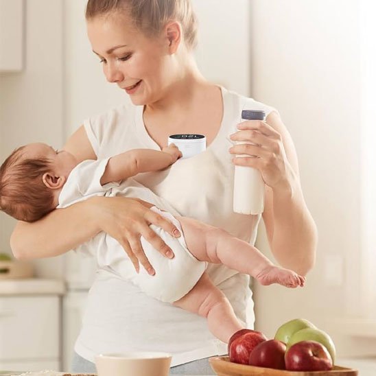 maman avec Tire lait main libre et bébé 