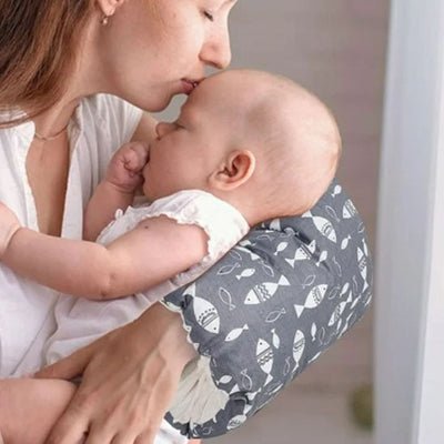 Maman et bébé avec un coussin d' allaitement