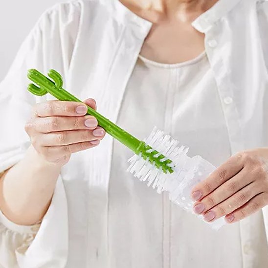 maman nettoie avec Goupillon pour biberon un biberon
