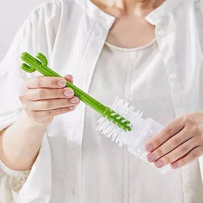 maman nettoie avec Goupillon pour biberon un biberon