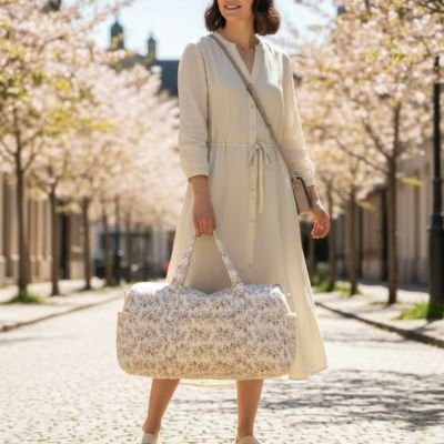 maman porte un Sac à langer 