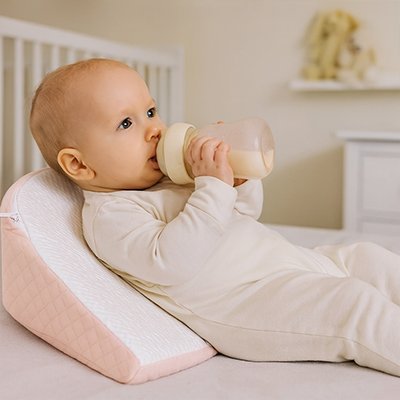 Plan incliné pour bébé blanc et rose