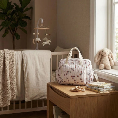  sac à langer bébé blanc sur table à chevet