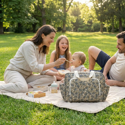 sac à langer bébé matelasse avec motif fleur rouge sur tapis