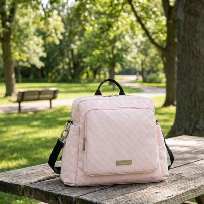 sac à langer bébé  rose sur table