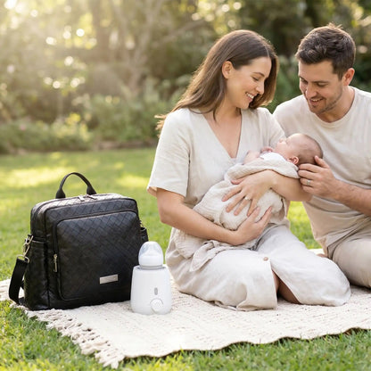 sac a langer noir sur tapis dans un parc