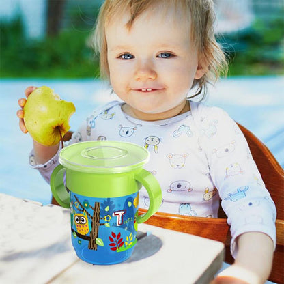 tasse d'apprentissage bébé sur table avec une fille mange une pomme