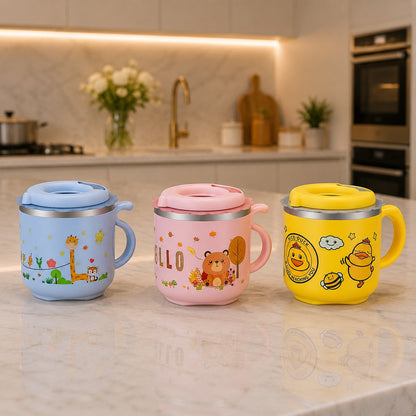 Tasse d'apprentissage bebe sur table de travaille de cuisine