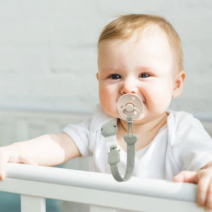 tetine dans la bouche du bebe avec attache tetine en silicone